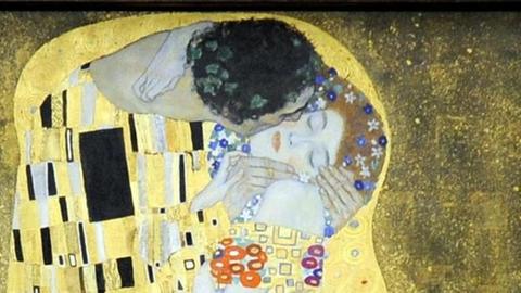 Ausstellungsbesucher vor Gustav Klimts Gemälde "Der Kuss" am 12. Juni 2012 in Wien