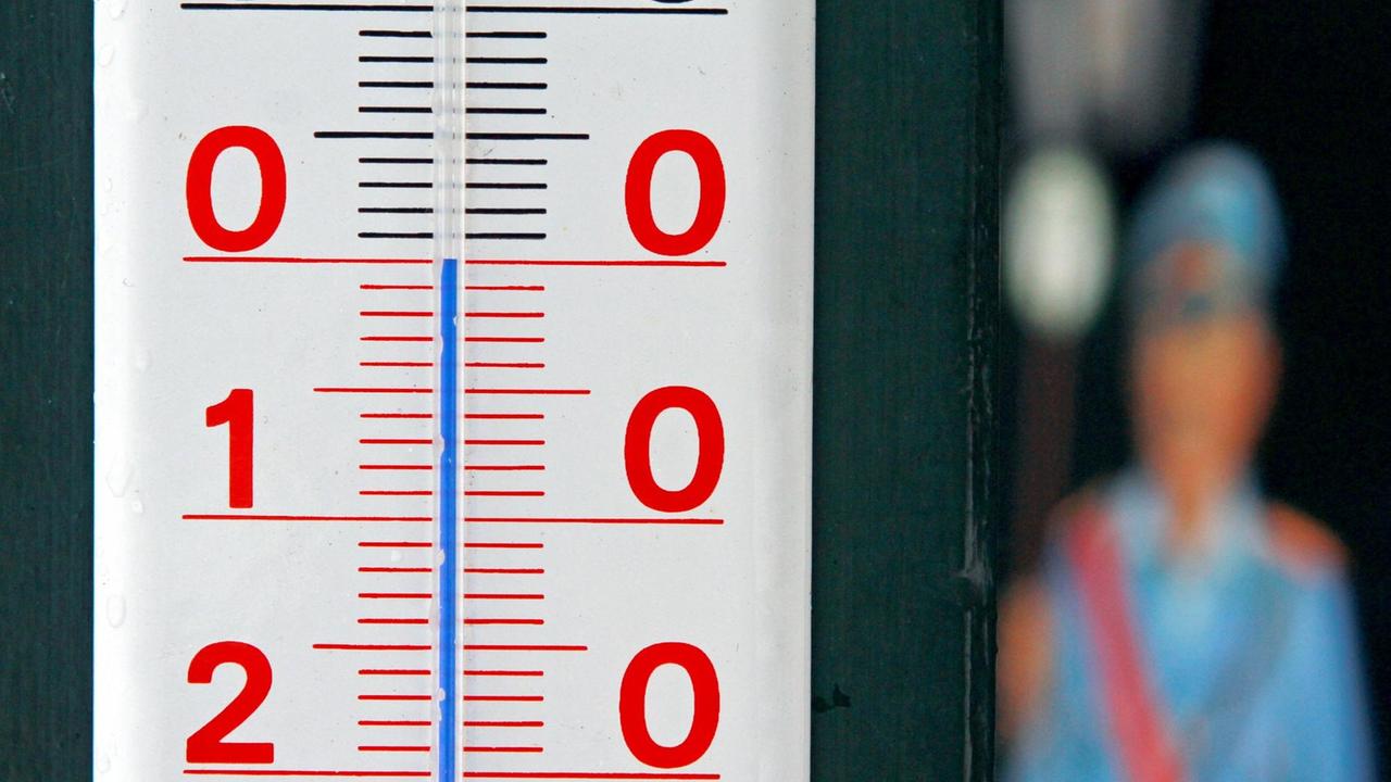 Ein Thermometer zeigt null Grad