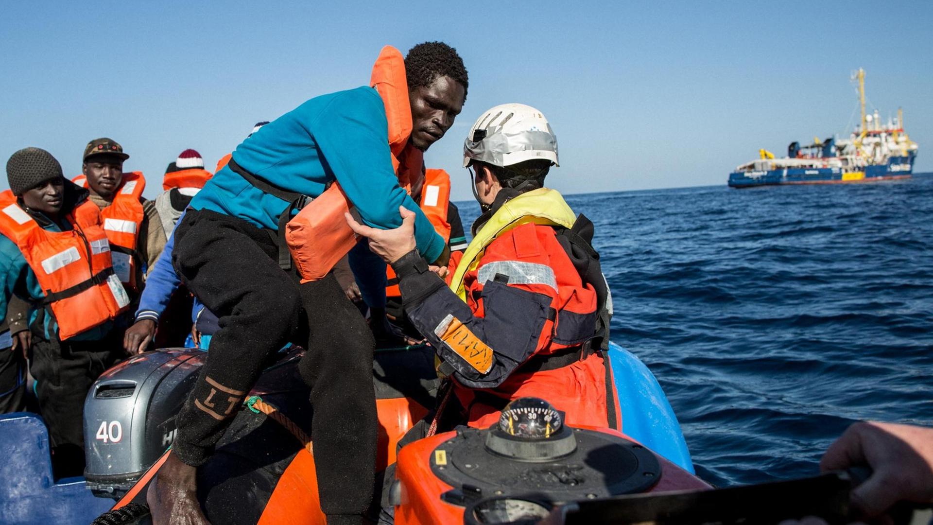 Rettungsmanöver des privaten Seenotrettungschiffes Sea Watch 3 im Mittelmeer am 19. Januar 2019 Rettungsmanöver des privaten Seenotrettungschiffes Sea Watch 3 im Mittelmeer am 19. Januar 2019
