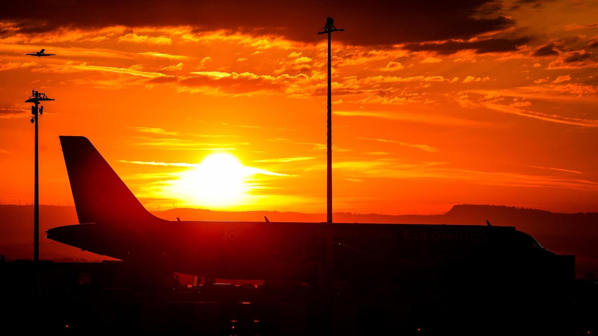 Die Sonne geht über einem Airbus am Flughafen auf. Die Sonne geht über einem Airbus am Flughafen auf.