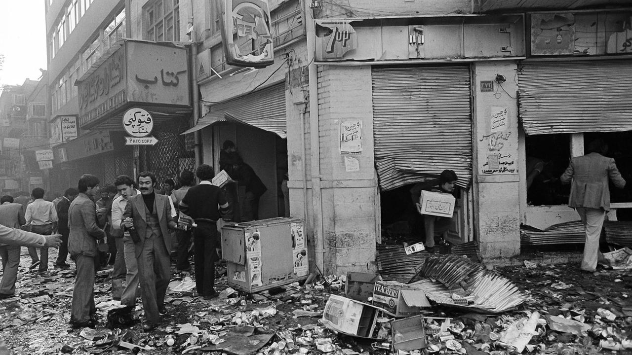 November 1978: Ein Laden in Teheran, der alkoholische Getränke verkauft, wird geplündert.