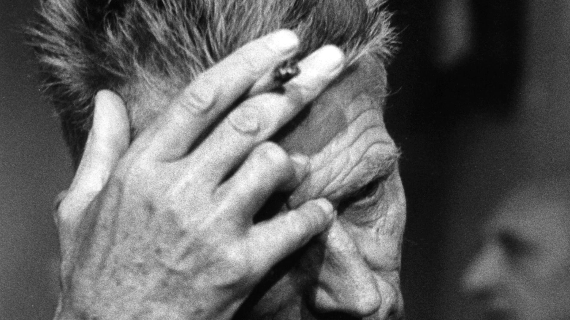 Der Dramatiker Samuel Beckett greift sich am 23.09.1967 auf der Studiobühne des Berliner Schiller-Theaters bei den Theaterproben zu seinem Stück "Endspiel" an die Stirn. In seiner Hand hält er eine Zigarette. Der Dramatiker Samuel Beckett greift sich am 23.09.1967 auf der Studiobühne des Berliner Schiller-Theaters bei den Theaterproben zu seinem Stück "Endspiel" an die Stirn. In seiner Hand hält er eine Zigarette.