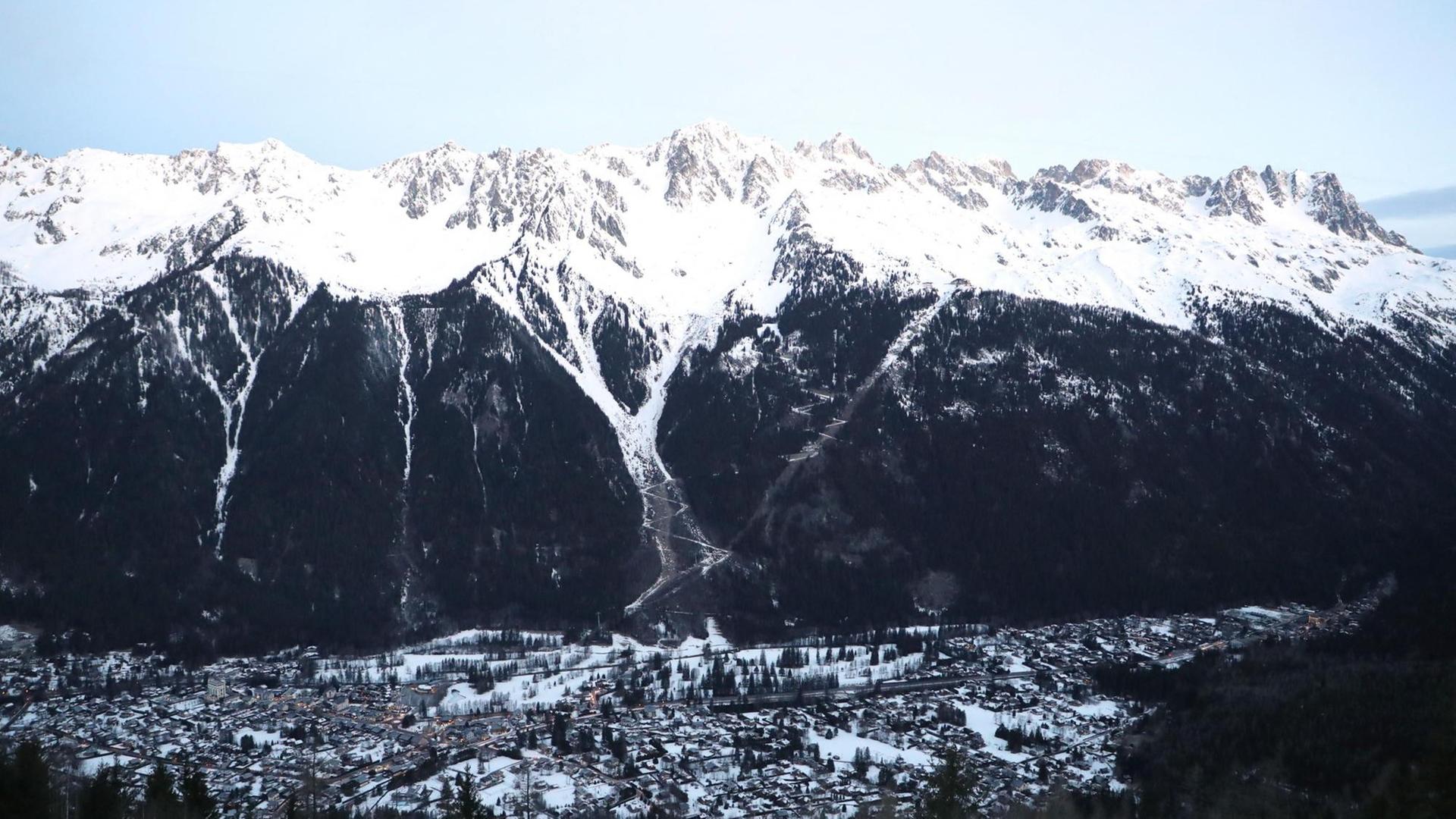 Ein Blick auf die Stadt Chamonix in den französischen Alpen und nahe der Kreuzung von Frankreich, Italien und der Schweiz Ein Blick auf die Stadt Chamonix in den französischen Alpen und nahe der Kreuzung von Frankreich, Italien und der Schweiz