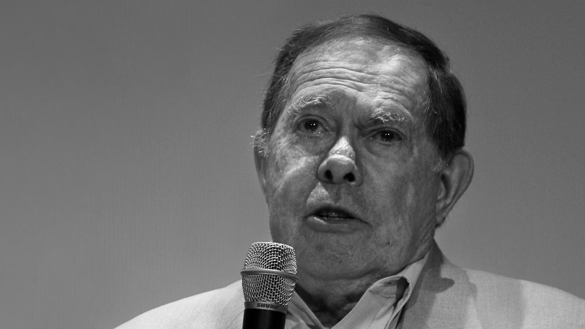 Eine schwarzweiß Fotografie von Syd Mead während einer Pressekonferenz, 2007. Eine schwarzweiß Fotografie von Syd Mead während einer Pressekonferenz, 2007.