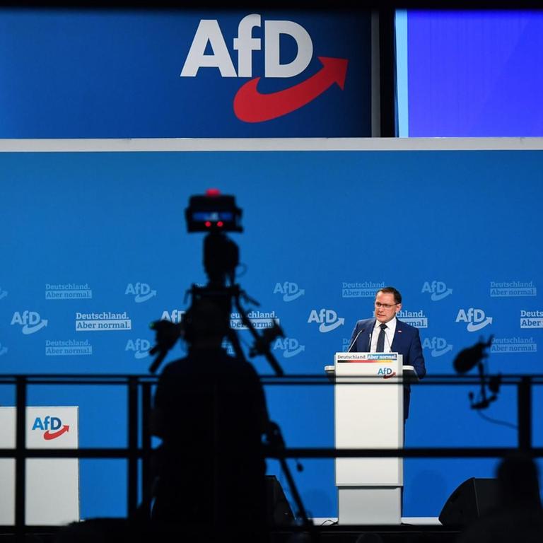 Tino Chrupalla (Bundessprecher der AfD) während seiner Rede auf dem 12. Bundesparteitag der AfD in Dresden am 10.04.2021.
