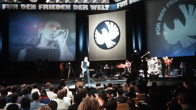 Bei einem Friedensfest der FDJ am 25.10.1983 im Ost-Berliner Palast der Republik tritt der westdeutsche Rockmusiker Udo Lindenberg auf. | Verwendung weltweit