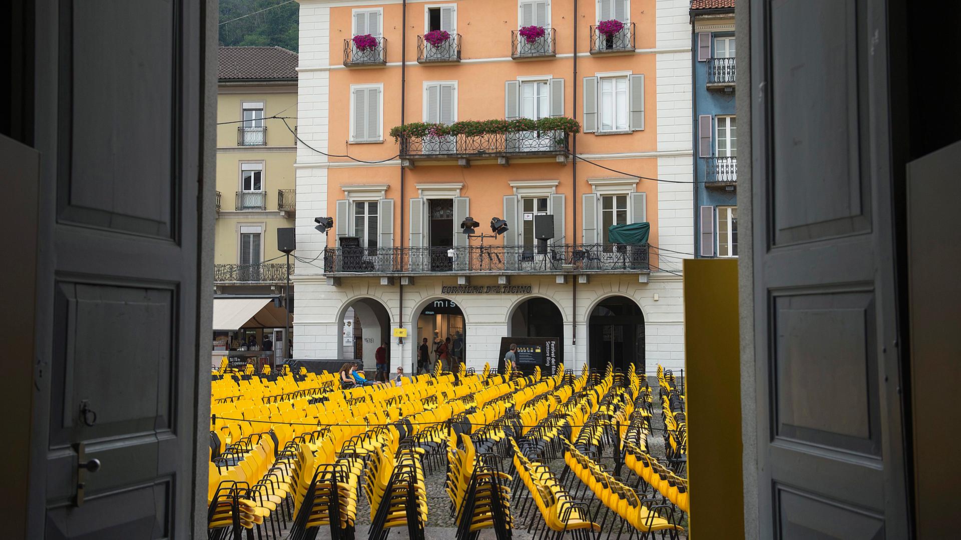 Offene Türen und freier Himmel: Der Piazza Grande vor dem Internationalen Filmfestival Locarno. Offene Türen und freier Himmel: Der Piazza Grande vor dem Internationalen Filmfestival Locarno.