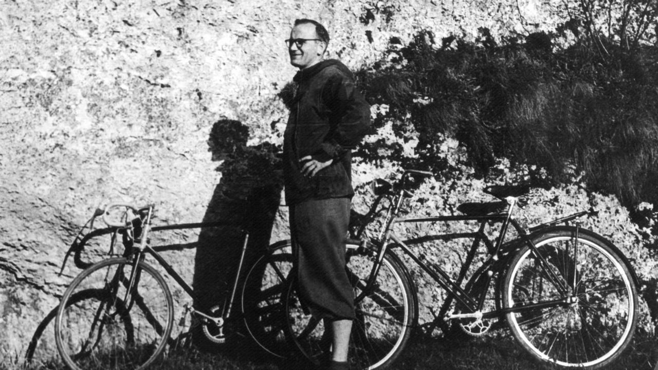 Karol Wojtyła, der spätere Papst Johannes Paul II, steht in Freizeitkleidung neben zwei Fahrrädern während seines Camping-Urlaubs, den er im Gebiet der Masurischen Seenplatte verbrachte. Karol Wojtyła, der spätere Papst Johannes Paul II, steht in Freizeitkleidung neben zwei Fahrrädern während seines Camping-Urlaubs, den er im Gebiet der Masurischen Seenplatte verbrachte.