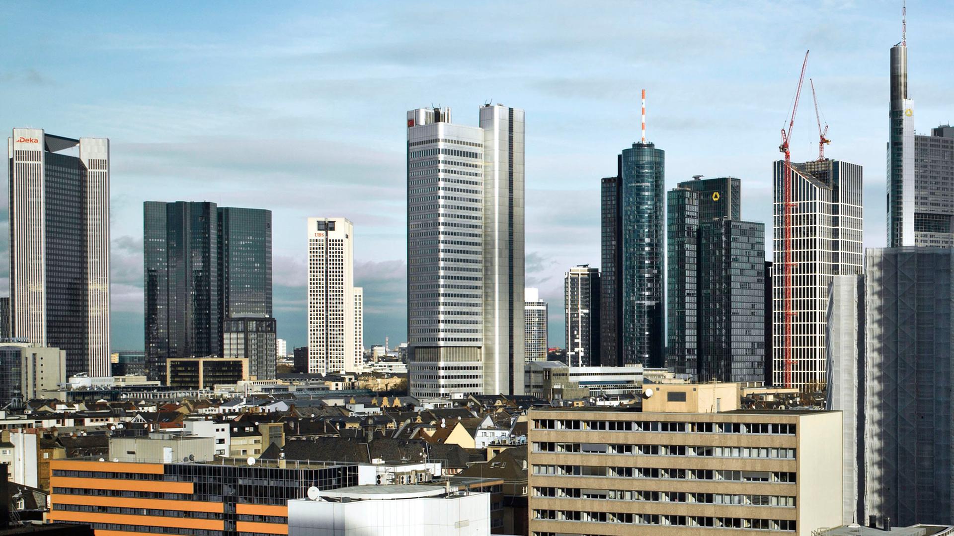 Die Skyline von Frankfurt am Main (Hessen) mit ihren vielen Bankentürmen.