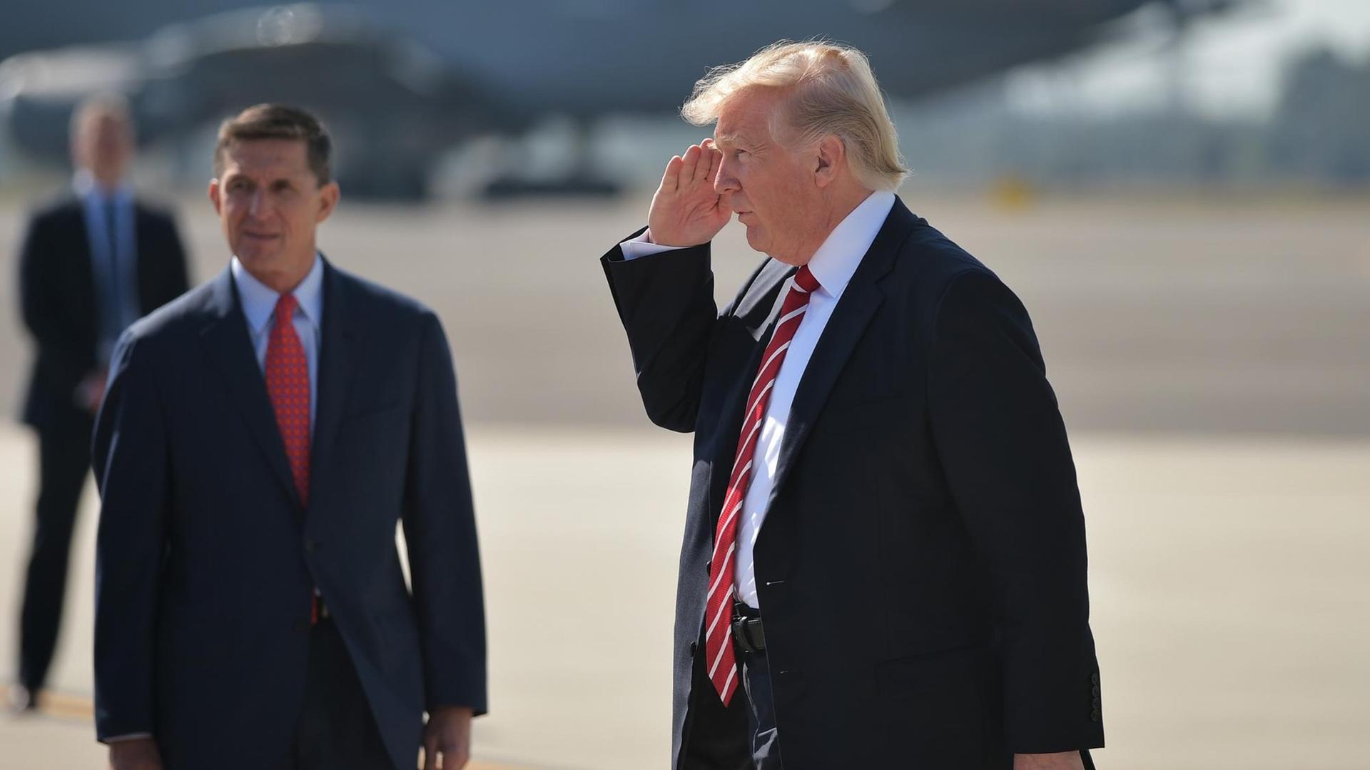 Der inzwischen zurückgetretene Nationale Sicherheitsberater Michael Flynn (l.) und US-Prasident Donald Trump bei der Ankunft auf der MacDill Air Force Base in Tampa, Florida. Der inzwischen zurückgetretene Nationale Sicherheitsberater Michael Flynn (l.) und US-Prasident Donald Trump bei der Ankunft auf der MacDill Air Force Base in Tampa, Florida.