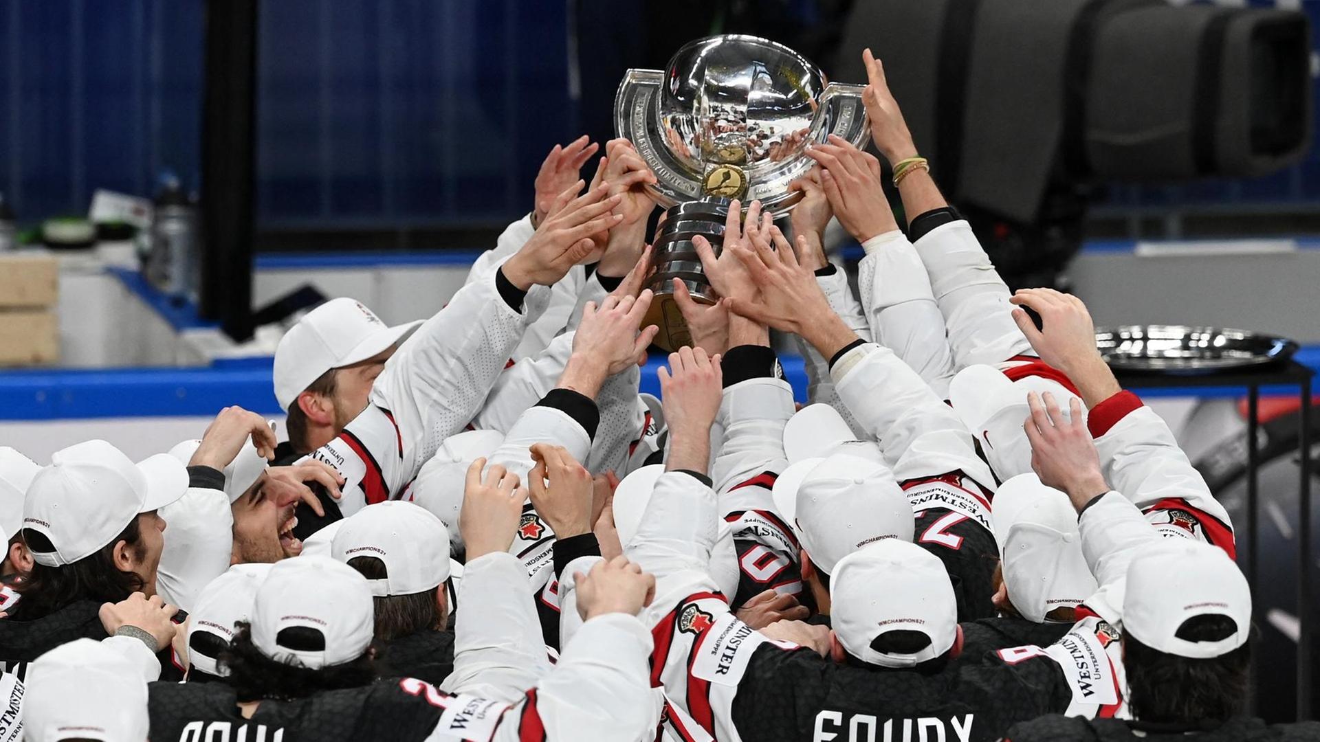 Die Eis-Hockey-Mannschaft von Kanada jubelt. Die Eis-Hockey-Mannschaft von Kanada jubelt.