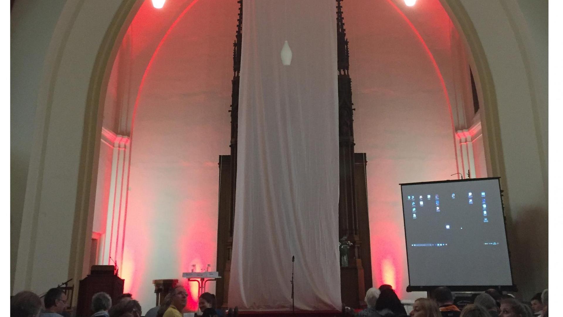 Christlich-islamischer Gottesdienst in Berlin - ein langes weißes Tuch verdeckt den Altar Christlich-islamischer Gottesdienst in Berlin - ein langes weißes Tuch verdeckt den Altar