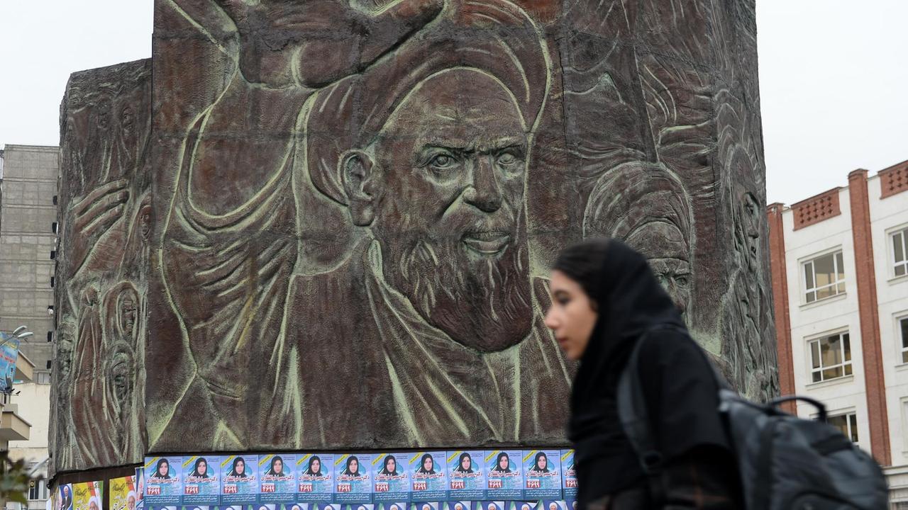 Plakate von Kandidaten sind im Vorfeld der Parlamentswahlen am 21. Februar in Teheran, Iran, am 17. Februar 2020 auf der Straße zu sehen. Plakate von Kandidaten sind im Vorfeld der Parlamentswahlen am 21. Februar in Teheran, Iran, am 17. Februar 2020 auf der Straße zu sehen.