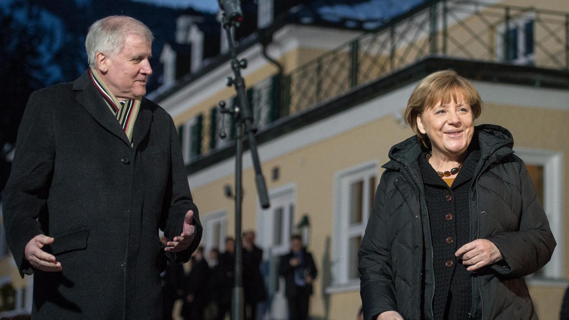 Der bayerische Ministerpräsident und CSU-Vorsitzende Horst Seehofer und Bundeskanzlerin Angela Merkel (CDU) vor der Klausurtagung der CSU-Landesgruppe im Bundestag in Wildbad Kreuth (Bayern) am 06.01.2016. Der bayerische Ministerpräsident und CSU-Vorsitzende Horst Seehofer und Bundeskanzlerin Angela Merkel (CDU) vor der Klausurtagung der CSU-Landesgruppe im Bundestag in Wildbad Kreuth (Bayern) am 06.01.2016.