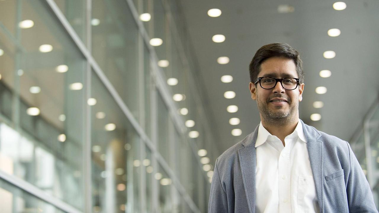 Journalist Hasnain Kazim auf einem Gang auf der Frankfurter Buchmesse 2015 Journalist Hasnain Kazim auf einem Gang auf der Frankfurter Buchmesse 2015