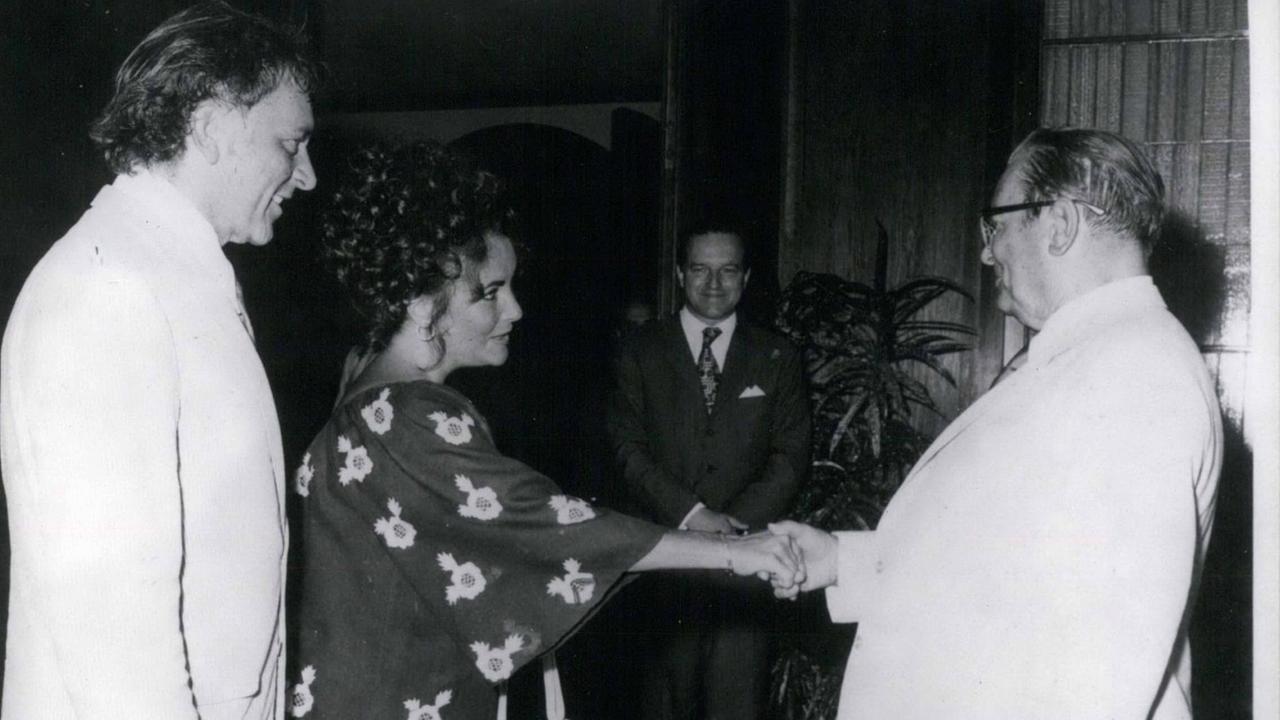 Hollywood-Stars zu Besuch: Richard Burton und Elizabeth Taylor werden vom jugoslawischen Staatspräsidenten Josip Broz Tito begrüßt. Hollywood-Stars zu Besuch: Richard Burton und Elizabeth Taylor werden vom jugoslawischen Staatspräsidenten Josip Broz Tito begrüßt.