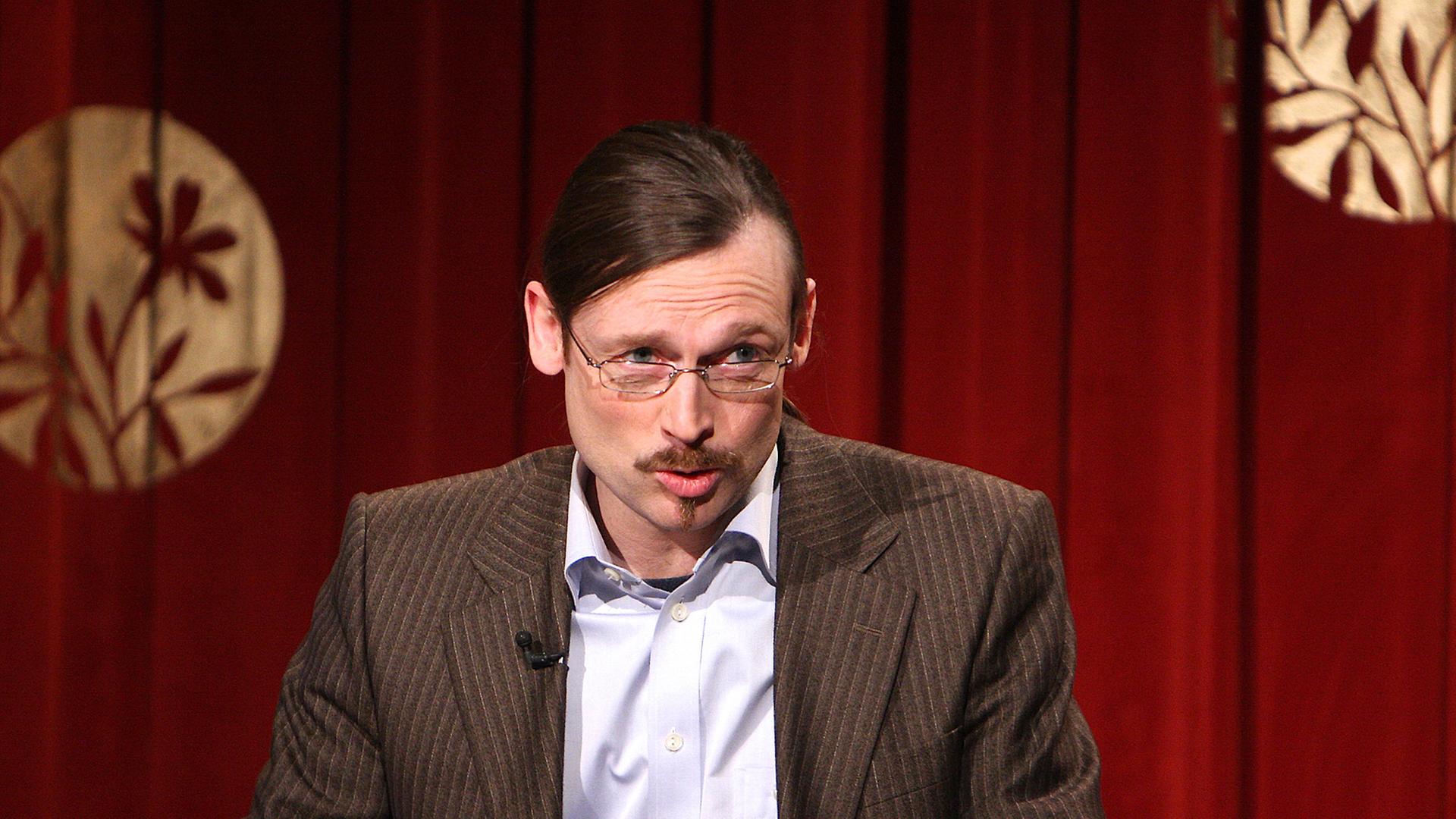 Der Schriftsteller Christoph Peters liest aus einem seiner Bücher vor. Der Schriftsteller Christoph Peters liest aus einem seiner Bücher vor.