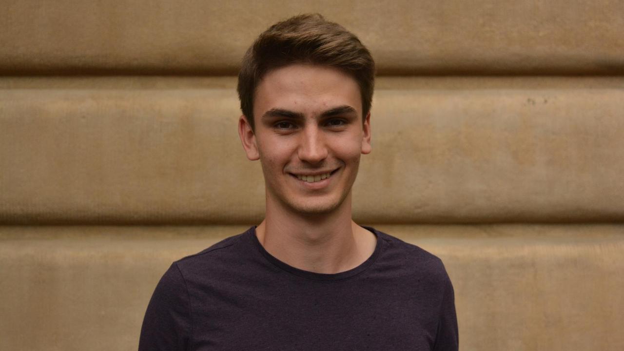 Mathe-Ass Fabien Nießen lächelnd vor einer beigefarbenen Wand Mathe-Ass Fabien Nießen lächelnd vor einer beigefarbenen Wand