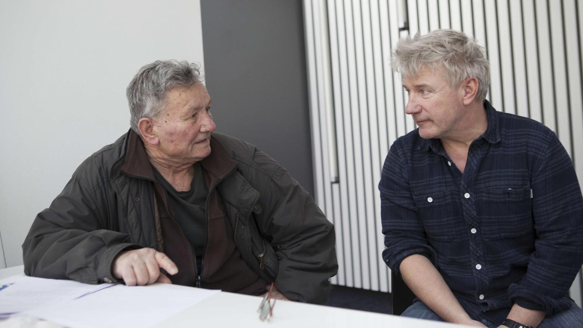 Die Schauspieler Klaus Manchen (li) und Jörg Schüttauf bei der Produktion "Nicht mit mir"