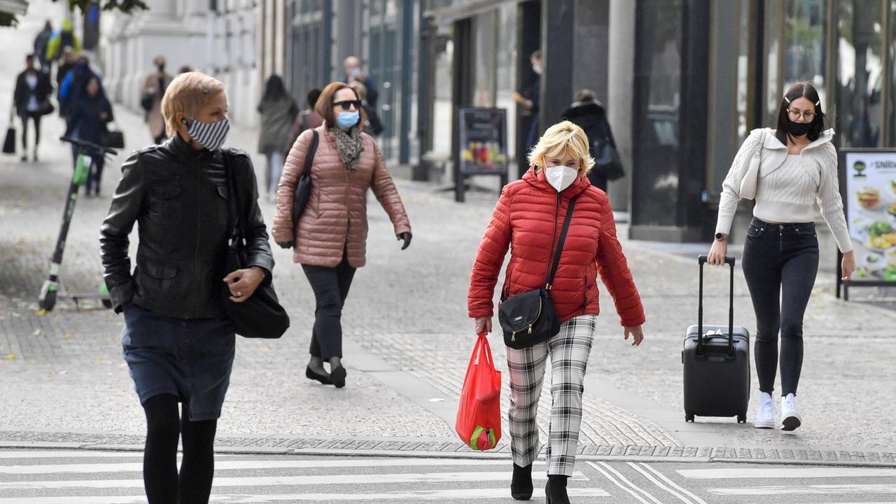 Menschen tragen Masken in Prag, Tschechien. Menschen tragen Masken in Prag, Tschechien.