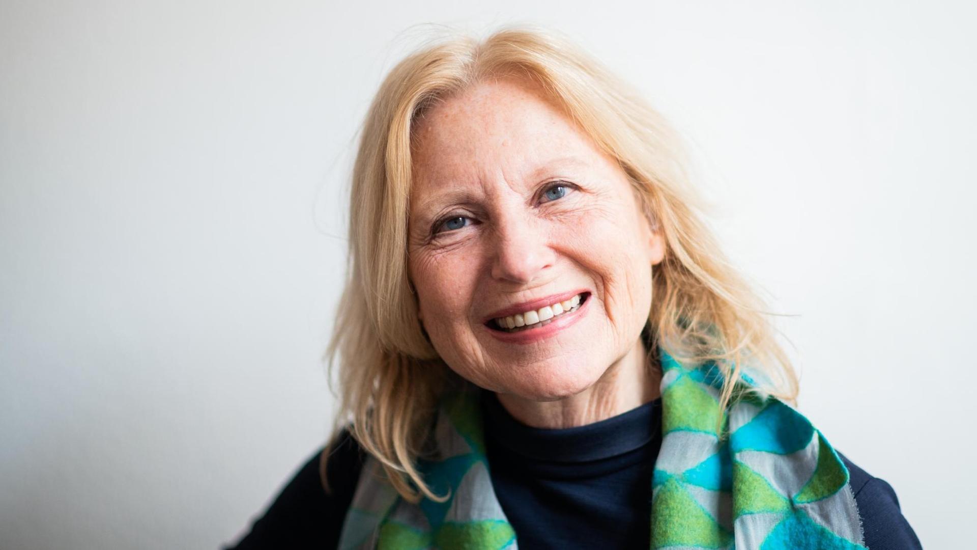Maren Kroymann lächelt in die Kamera. Maren Kroymann lächelt in die Kamera.