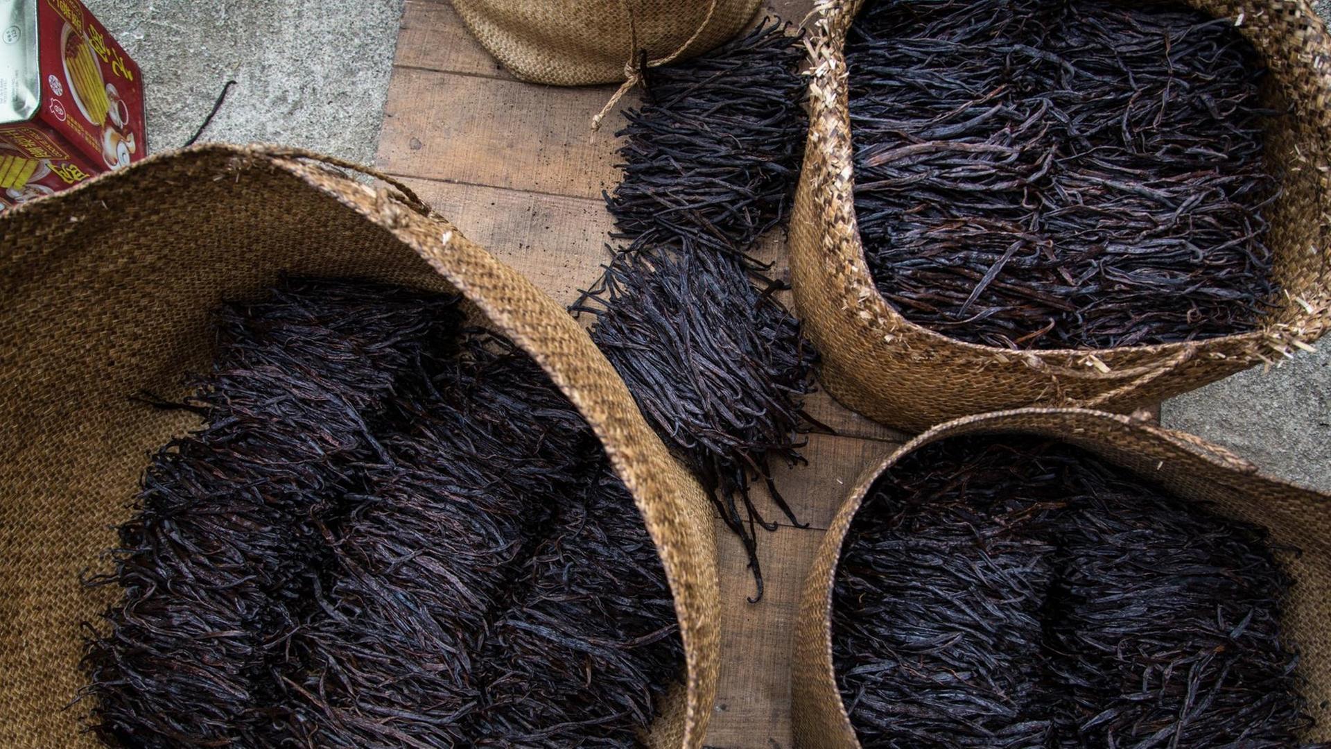 Schwarze Vanilleschoten in Körben auf Madagaskar Schwarze Vanilleschoten in Körben auf Madagaskar
