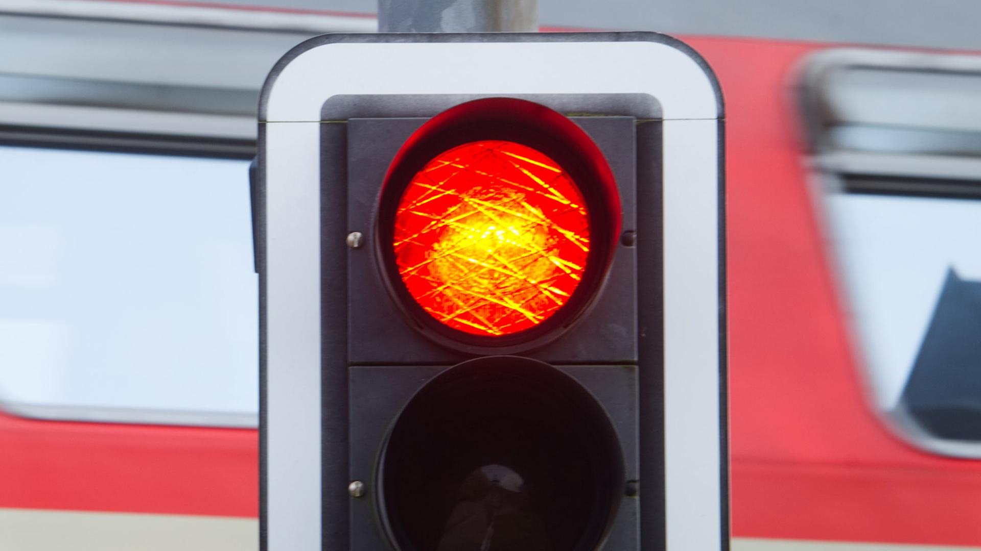 Ein Personenzug fährt am 05.11.2014 in Miltzow (Mecklenburg-Vorpommern) an einem Bahnübergang mit einem blinkenden Andreaskreuz vorbei. Ein Personenzug fährt am 05.11.2014 in Miltzow (Mecklenburg-Vorpommern) an einem Bahnübergang mit einem blinkenden Andreaskreuz vorbei.