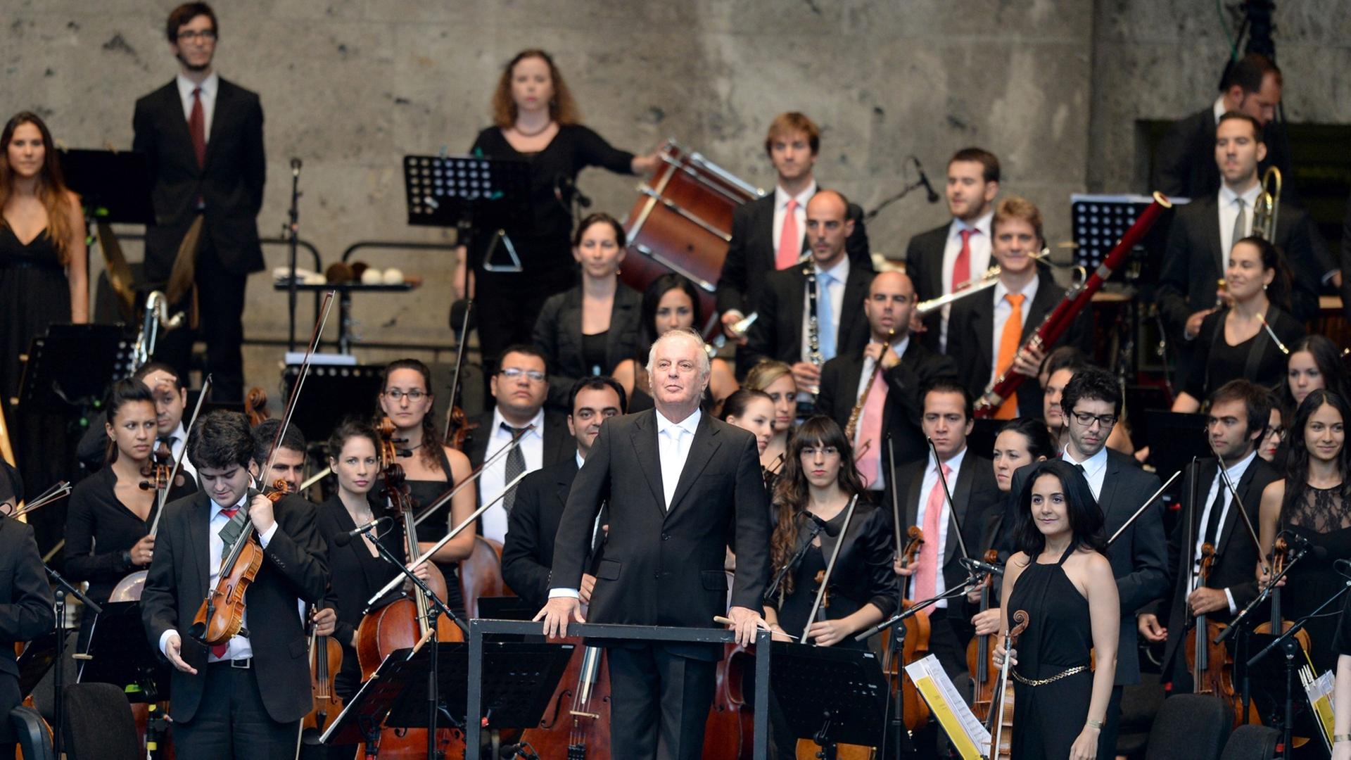 Dirigent Daniel Barenboim und sein West-Eastern Divan Orchestra Dirigent Daniel Barenboim und sein West-Eastern Divan Orchestra
