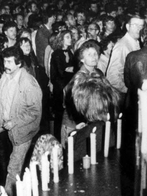 Montagsdemos in Dresden - Demonstranten und brennende Kerzen auf dem Theaterplatz in Dresden 1989