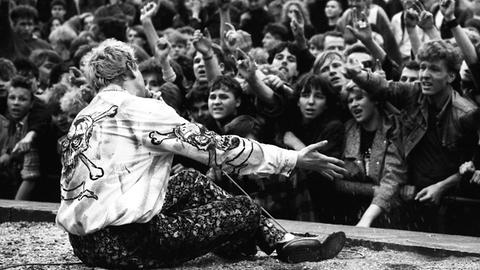 Vor 4000 begeisterten Fans findet in der Freilichtbühne "Junge Garde" im Großen Garten in Dresden am 21.4.1990 ein Punkrock-Konzert statt.