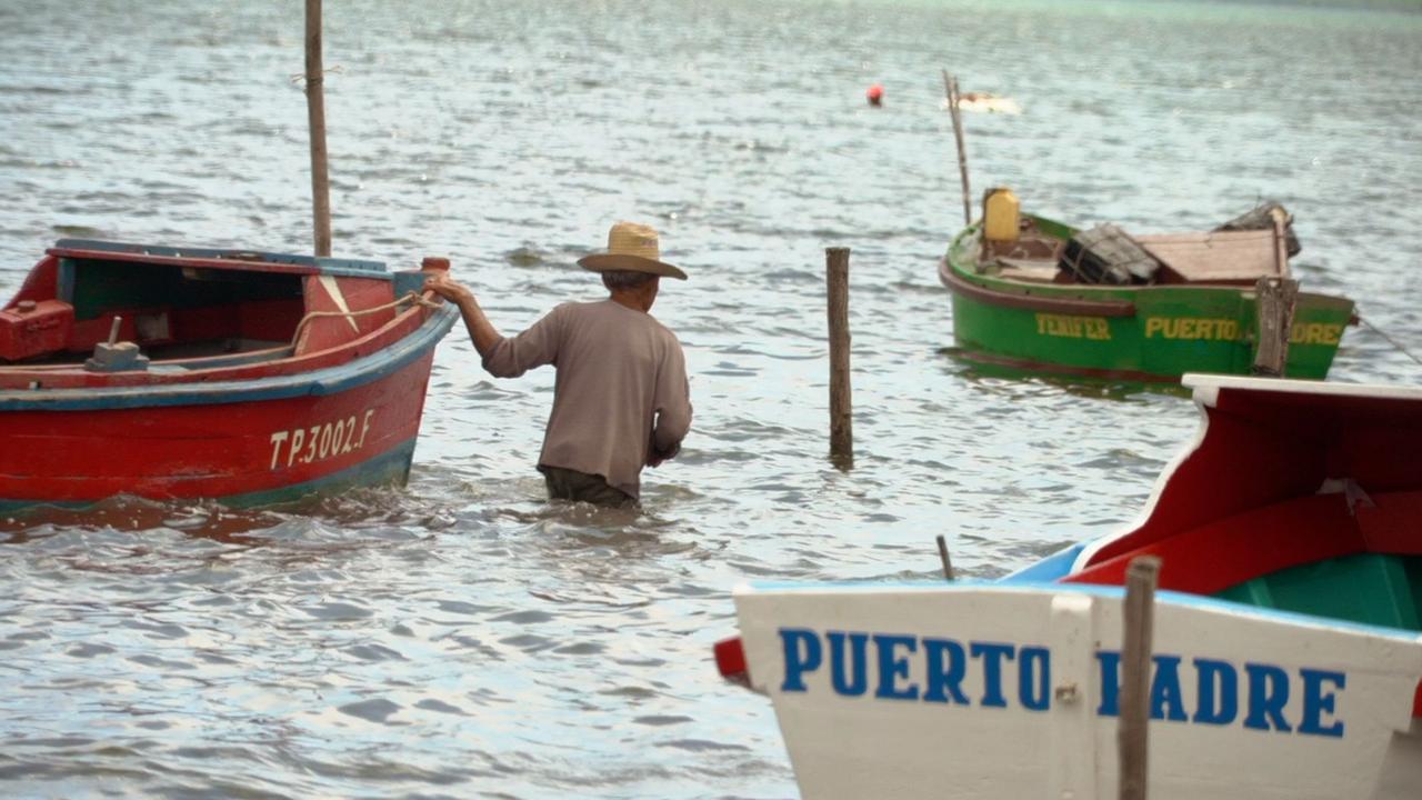 Fischer mit Booten im Meer