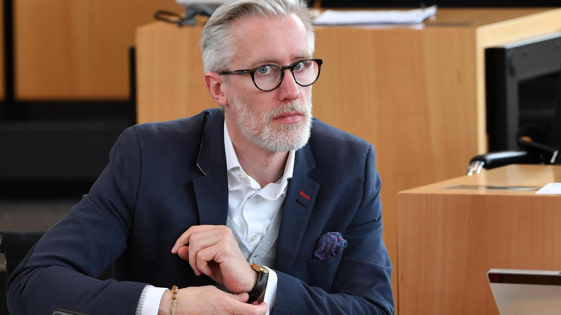 Immer lieber auffällig als grau: Benjamin-Immanuel Hoff (Die Linke) während einer Sitzung im Thüringer Landtag Immer lieber auffällig als grau: Benjamin-Immanuel Hoff (Die Linke) während einer Sitzung im Thüringer Landtag