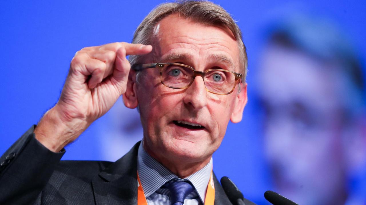 Armin Schuster bei einer Rede mit ausgetrecktem Zeigefinger Armin Schuster bei einer Rede mit ausgetrecktem Zeigefinger