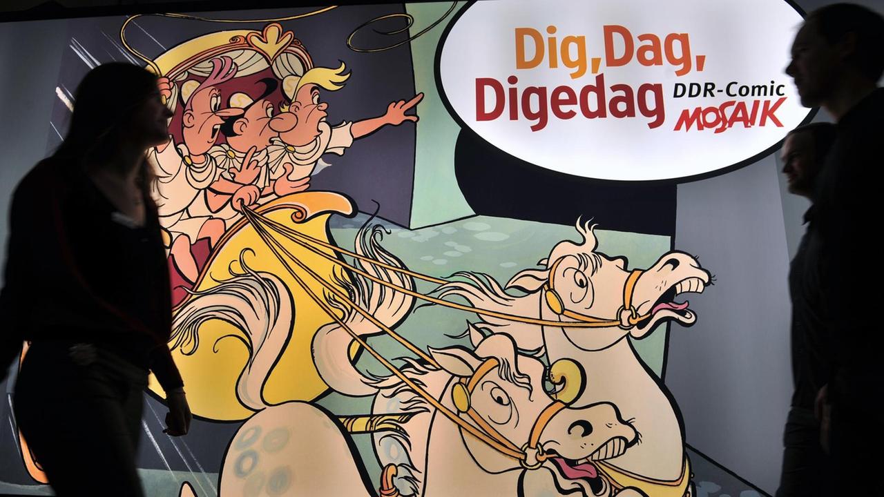 Besucher gehen durch die Ausstellung «Dig, Dag, Digedag. DDR-Comic Mosaik» im Zeitgeschichtlichen Forum Leipzig. Besucher gehen durch die Ausstellung «Dig, Dag, Digedag. DDR-Comic Mosaik» im Zeitgeschichtlichen Forum Leipzig.