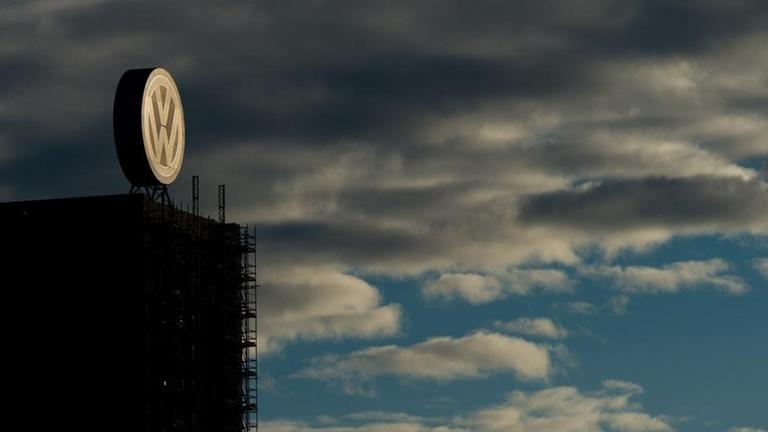 Ein VW-Logo glänzt am 25.09.2015 in der Morgensonne am VW Werk in Wolfsburg. Ein VW-Logo glänzt am 25.09.2015 in der Morgensonne am VW Werk in Wolfsburg.