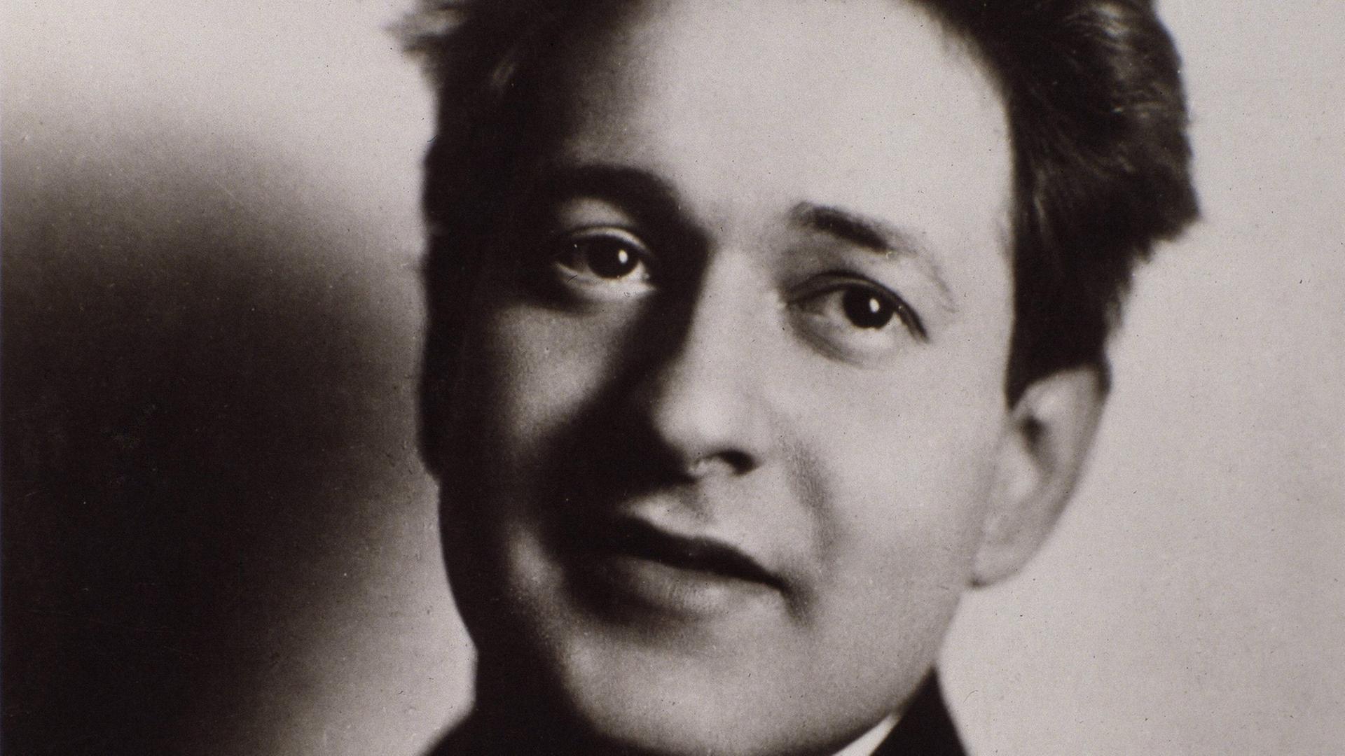 Schwarzweiß-Portraitbild eines etwa 30 Jahre alten Mannes (Korngold) mit dunklen Haaren. Schwarzweiß-Portraitbild eines etwa 30 Jahre alten Mannes (Korngold) mit dunklen Haaren.