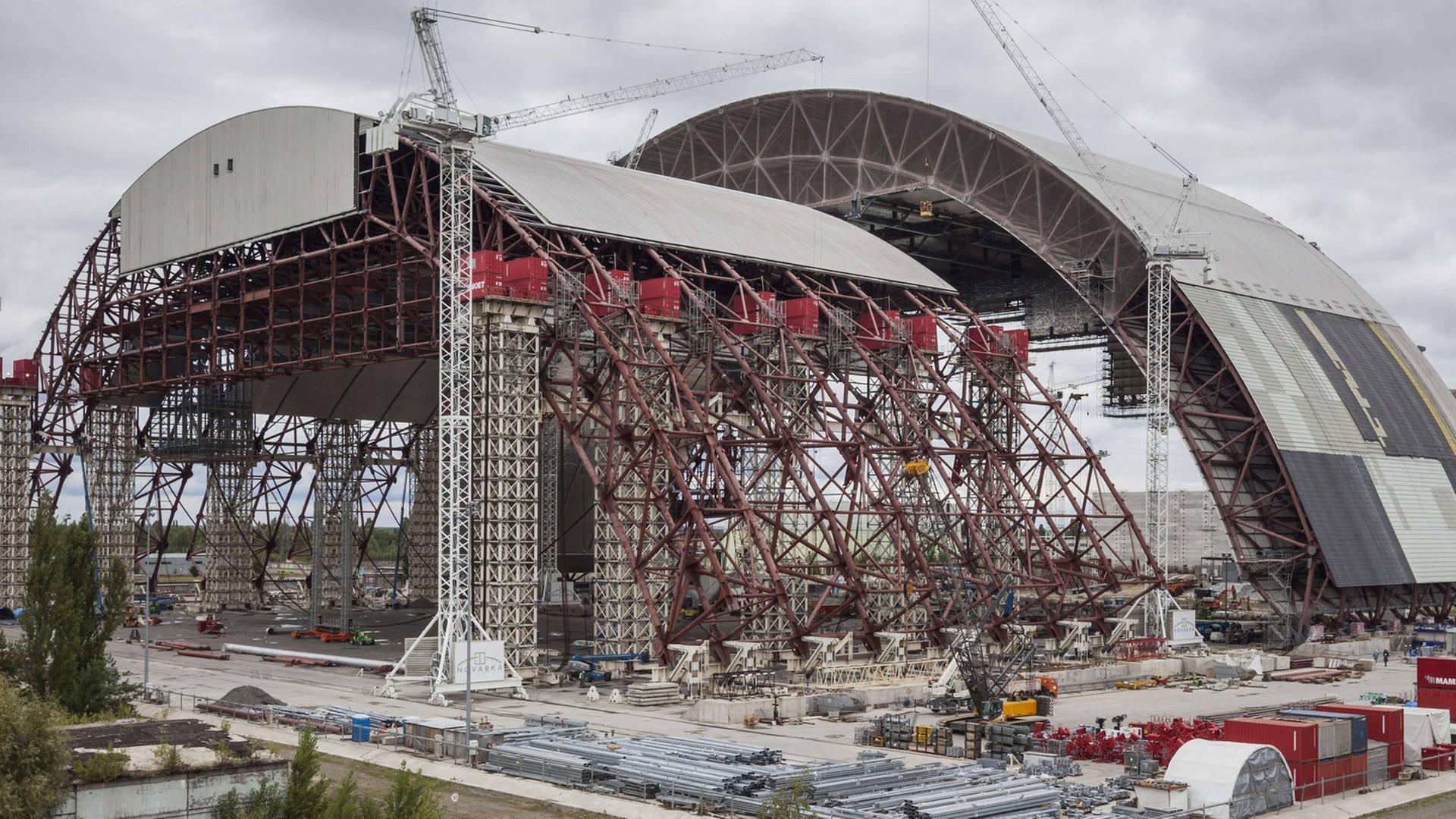 Arbeiten an einer neuen Schutzhülle für den 1986 zerstörten Reaktor in Tschernobyl, Ukraine. Arbeiten an einer neuen Schutzhülle für den 1986 zerstörten Reaktor in Tschernobyl, Ukraine.