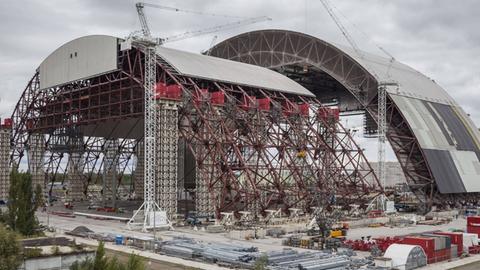 Arbeiten an einer neuen Schutzhülle für den 1986 zerstörten Reaktor in Tschernobyl, Ukraine.