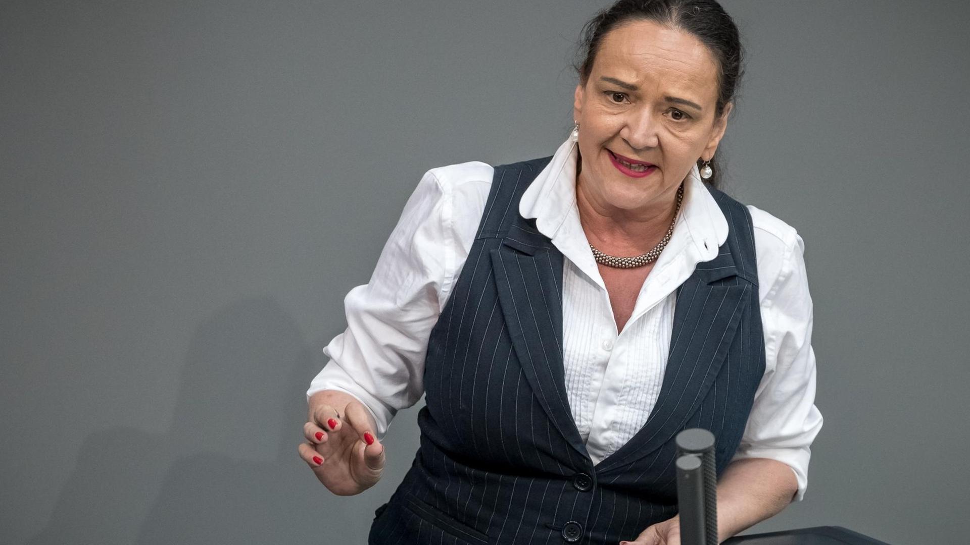 Simone Barrientos (Die Linke), spricht bei der Plenarsitzung des Deutschen Bundestages im Reichstagsgebäude Simone Barrientos (Die Linke), spricht bei der Plenarsitzung des Deutschen Bundestages im Reichstagsgebäude