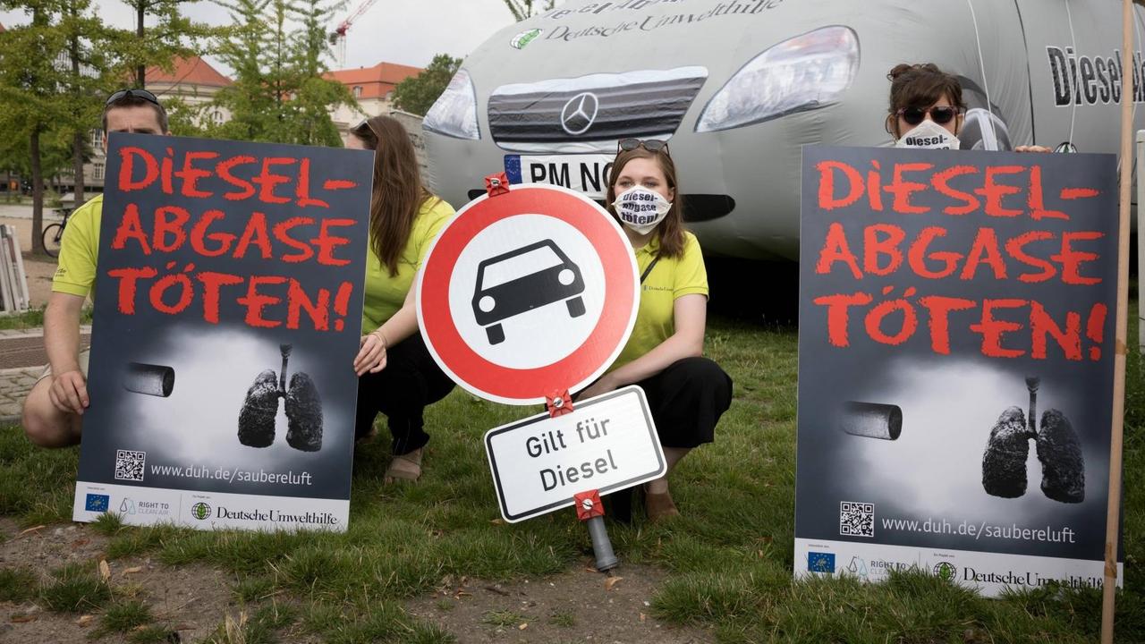 Umweltschützer protestieren gegen Diesel-Fahrzeuge: Umweltschutzverbände protestieren vor dem Bundesministerium für Verkehr und digitale Infrastruktur in Berlin paralell stattfindenden Nationalem Forum Diesel 
