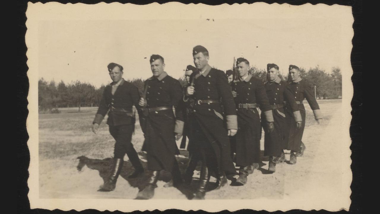 Acht Trawniki marschieren in Formation, Frühjahr 1943.