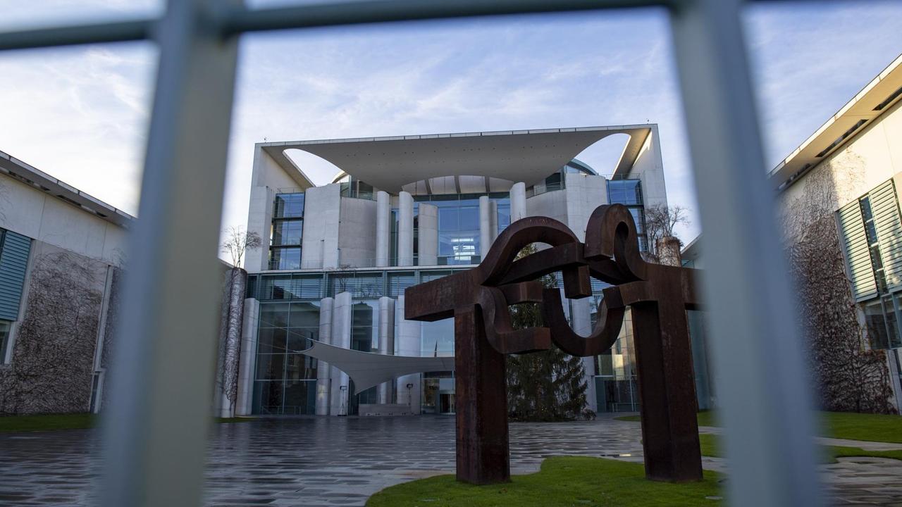 Blick zwischen den Gitterstäben auf das Bundeskanzleramt in Berlin. Foto: Neundorf/Kirchner-Media Blick zwischen den Gitterstäben auf das Bundeskanzleramt in Berlin. Foto: Neundorf/Kirchner-Media