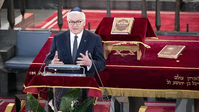 Bundespräsident Frank-Walter Steinmeier hält eine Ansprache beim Festakt zum Auftakt des Festjahres "1700 Jahre jüdisches Leben in Deutschland".