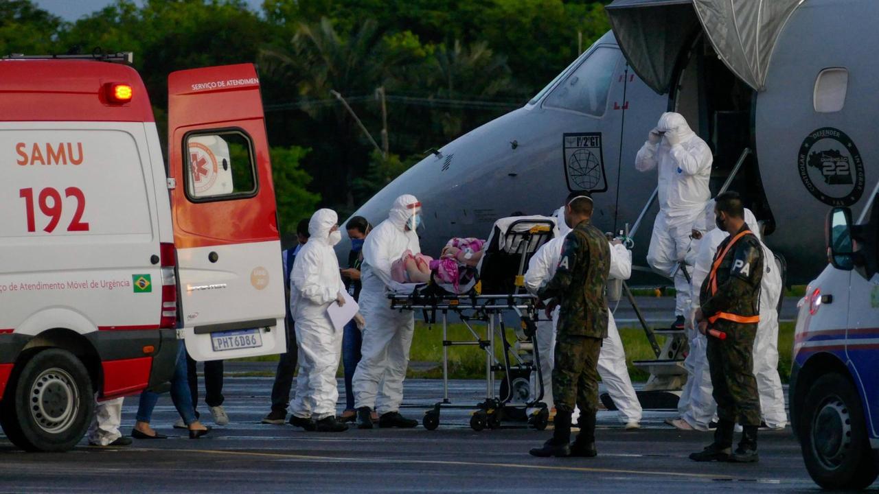 Ein Covid-Patient aus dem brasilianischen Manaus wird auf einer Trage in ein Flugzeug gebracht. Ein Covid-Patient aus dem brasilianischen Manaus wird auf einer Trage in ein Flugzeug gebracht.