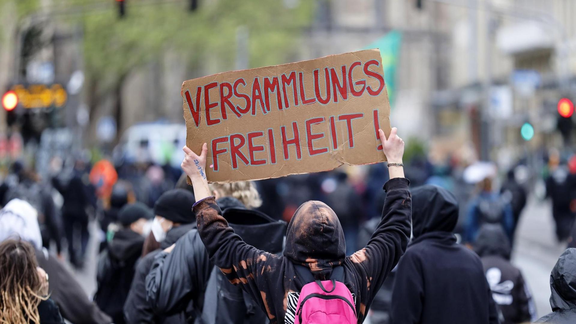 Verschiedene linksgerichtete Gruppierungen demonstrierten unter Beobachtung der Polizei NRW unter dem Motto 'Versammlungsgesetz NRW stoppen! Grundrechte erhalten!' unter Einhaltung von Corona-Maßnahmen auf dem Heumarkt gegen die schwarz-gelbe Landesregierung unter Armin Laschet und u.a. die Ausweitung von Videoüberwachung auf Demos. Köln, 22.05.2021 Verschiedene linksgerichtete Gruppierungen demonstrierten unter Beobachtung der Polizei NRW unter dem Motto 'Versammlungsgesetz NRW stoppen! Grundrechte erhalten!' unter Einhaltung von Corona-Maßnahmen auf dem Heumarkt gegen die schwarz-gelbe Landesregierung unter Armin Laschet und u.a. die Ausweitung von Videoüberwachung auf Demos. Köln, 22.05.2021