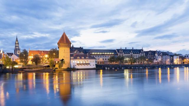 Blick über den Rhein auf die Altstadt von Konstanz.