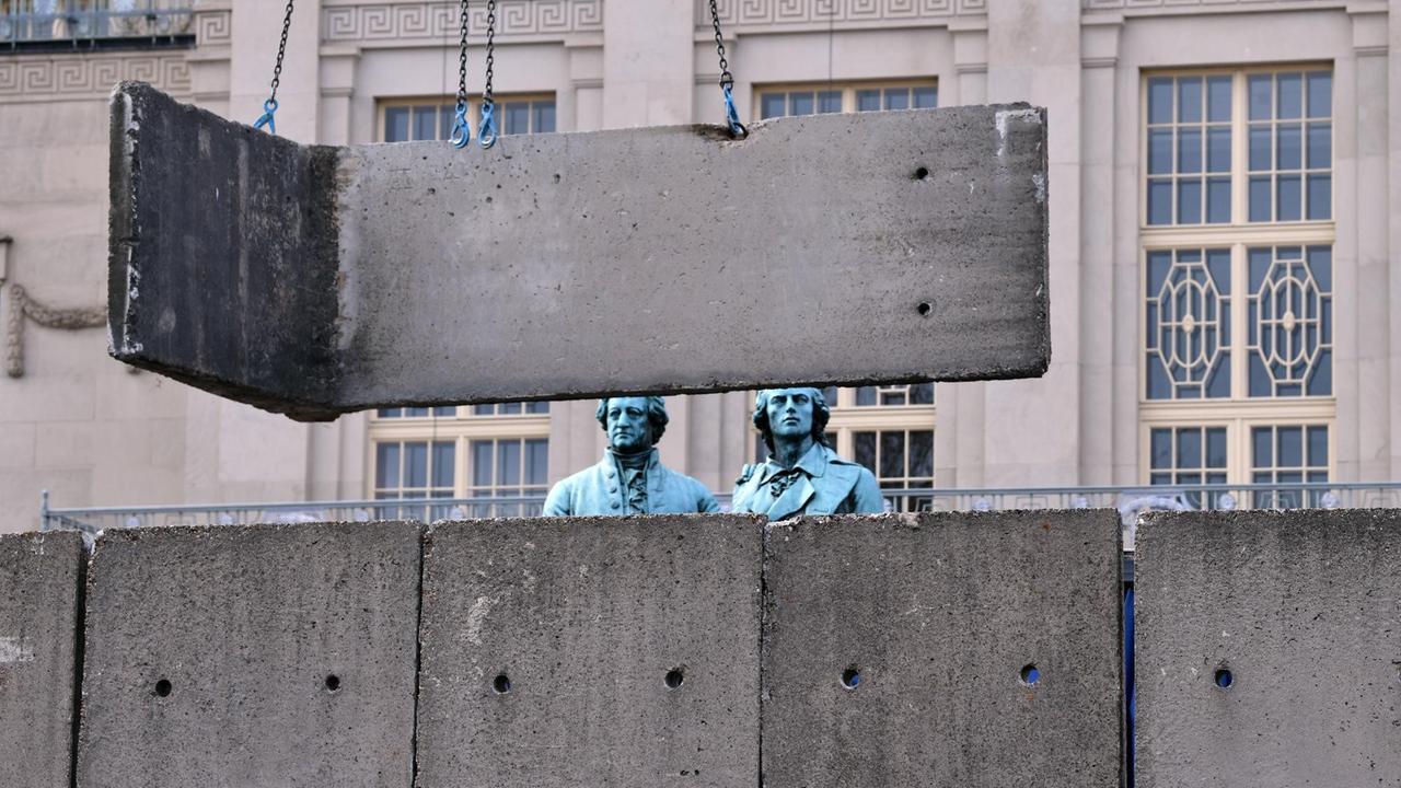 17 Betonelemente bilden bis zum 9. November eine lange Mauer in Weimar. 17 Betonelemente bilden bis zum 9. November eine lange Mauer in Weimar.