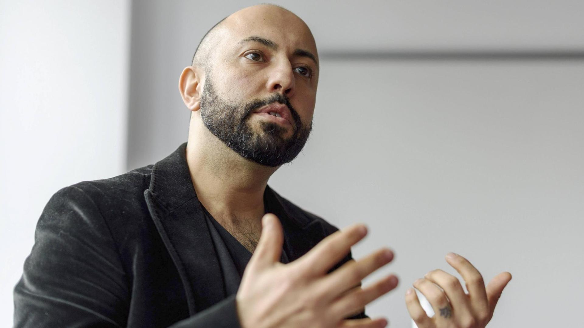 Politiker Ferat Kocak (Die Linke) gestikuliert während eines Interviews. Politiker Ferat Kocak (Die Linke) gestikuliert während eines Interviews.