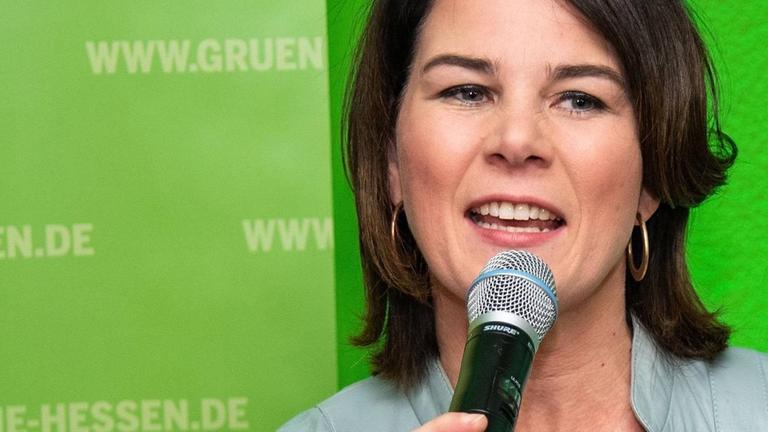 Die Bundesvorsitzende der Grünen, Annalena Baerbock bei der Landtagswahl in Hessen 2018. 