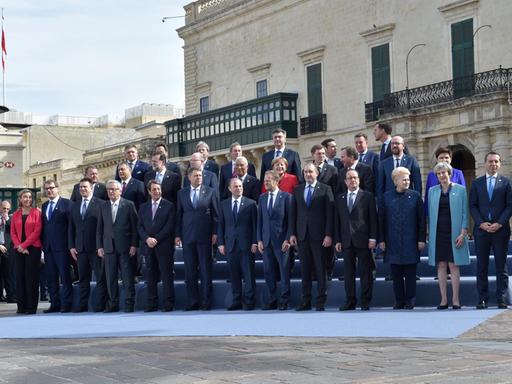 Die europäischen Staats- und Regierungschefs bei EU-Gipfel in Malta (03.02.2017).